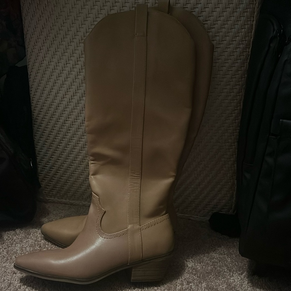 Knee boots